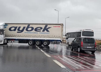 Büyükçekmece D-100'de sağanak yağış sonrası TIR dorsesi ters döndü