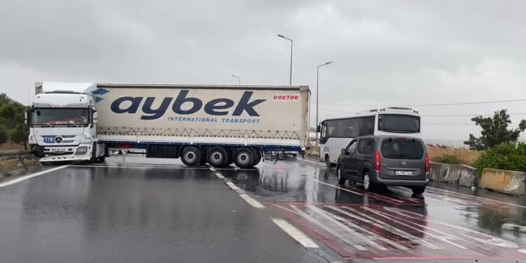 Büyükçekmece D-100'de sağanak yağış sonrası TIR dorsesi ters döndü