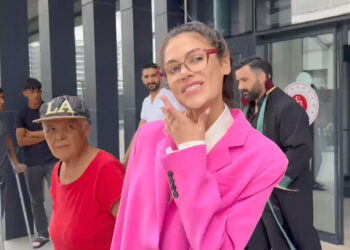 Nihal Candan gazetecilerin sorularına kalp işareti yaparak cevap verdi