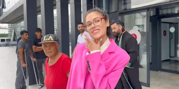 Nihal Candan gazetecilerin sorularına kalp işareti yaparak cevap verdi