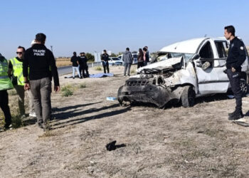 Çekiciye çarpan hafif ticari araç takla attı: 2 ölü, 3 yaralı