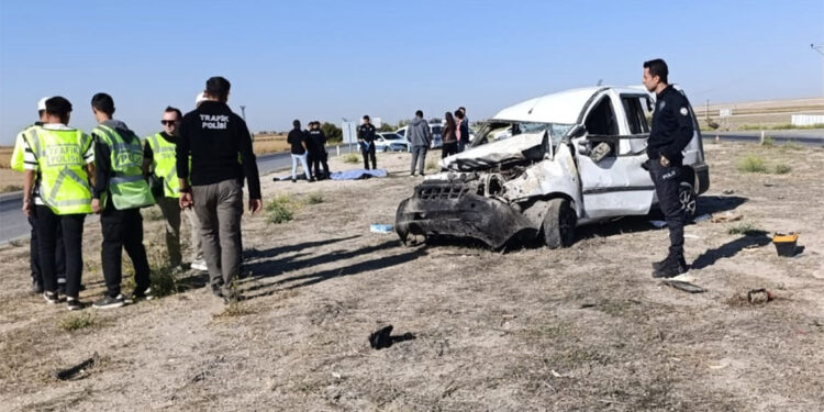 Çekiciye çarpan hafif ticari araç takla attı: 2 ölü, 3 yaralı