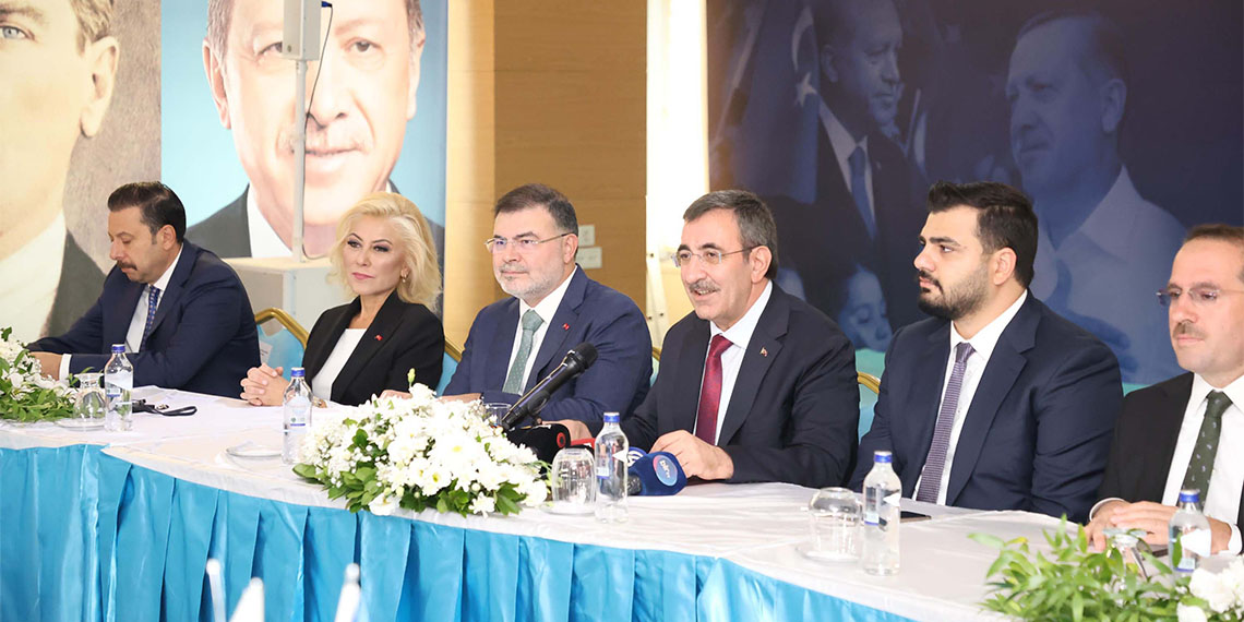 Cumhurbaşkanı Yardımcısı Cevdet Yılmaz, "Kirliliğin asıl sebebi, arıtılmadan körfeze akan sular. Yıllardır süren bu yatırımsızlığa son verip, ciddi yatırımlar yapmak lazım. Özel sektör, yerel yönetim ve merkezi idarenin üzerine düşeni yapması lazım. Sorumlu hareket edenlerle birlikte çalışmaya hazırız. Yeter ki İzmir'imizin sorunları çözülsün" dedi.