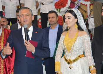 CHP Genel Başkanı Özgür Özel Mardin'de düğüne katıldı