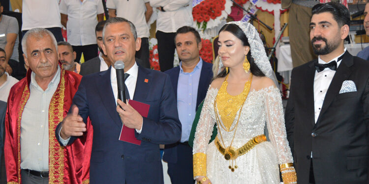 CHP Genel Başkanı Özgür Özel Mardin'de düğüne katıldı
