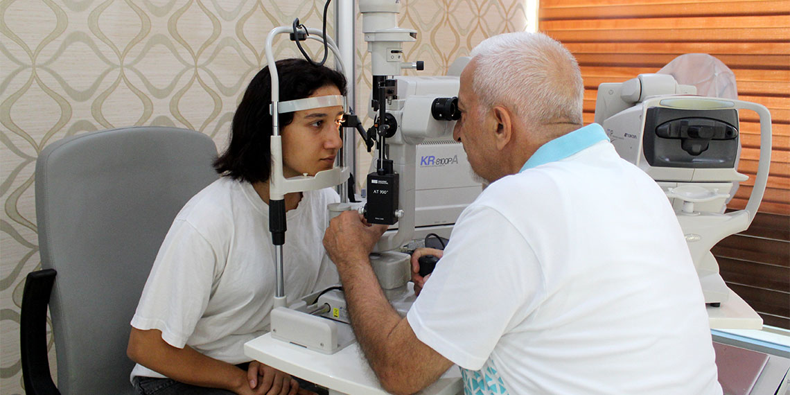 Göz Hastalıkları Uzmanı Prof. Dr. Yaşar Duranoğlu, okul çağı çocuklarının göz sağlığına dikkat edilmesi gerektiğini belirterek, "Bu çağda başlayan özel bir rahatsızlık var. Okul çağı miyopisi dediğimiz bir miyopi. Bu da çocukların uzak görmesini çok etkiliyor. Tahtayı çok iyi göremediği için dersleri, kağıt ve defterlerine dökemiyor. O nedenle çocuklar derslerinde başarısız oluyor" dedi.