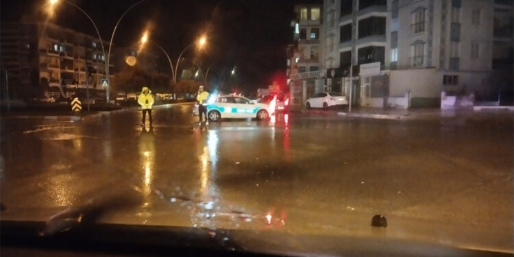 Çorum'da şiddetli yağmur; Araçlar yolda kaldı