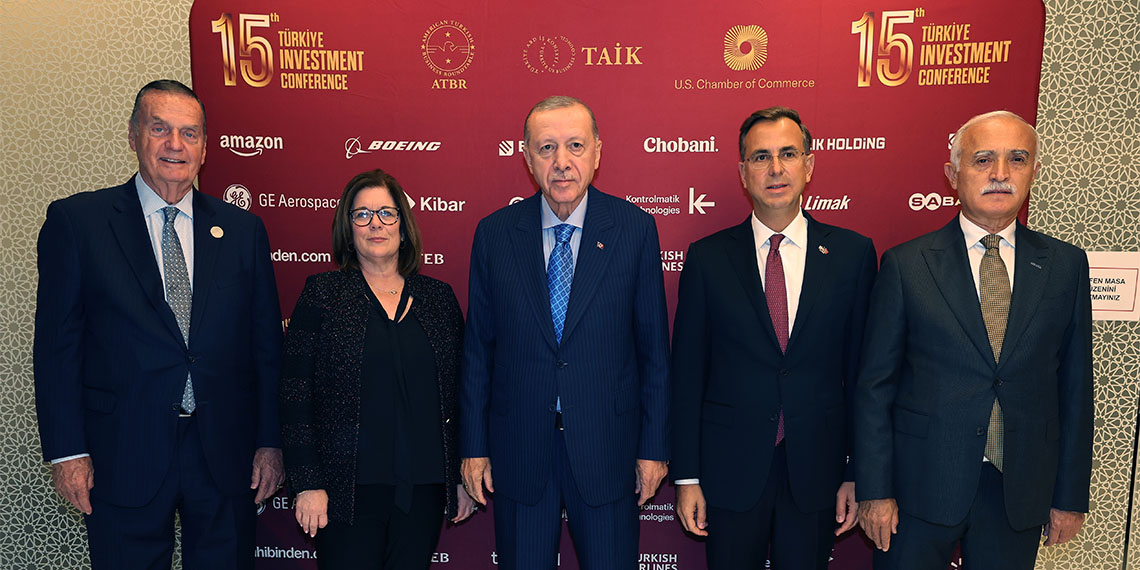 Cumhurbaşkanı Recep Tayyip Erdoğan, Amerikalı ve Türk iş adamlarıyla bir araya geldi. Erdoğan, "2024 yılında kredi notu 3 kuruluş tarafından artırılan tek ülke Türkiye oldu" açıklamasında bulundu.