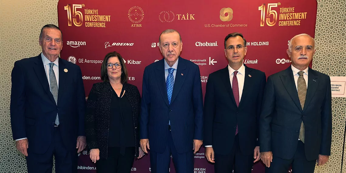 Cumhurbaşkanı recep tayyip erdoğan, amerikalı ve türk iş adamlarıyla bir araya geldi. Erdoğan, "2024 yılında kredi notu 3 kuruluş tarafından artırılan tek ülke türkiye oldu" açıklamasında bulundu.