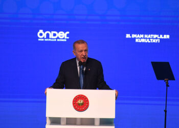 Bu kılıçları kime çekiyorsunuz?