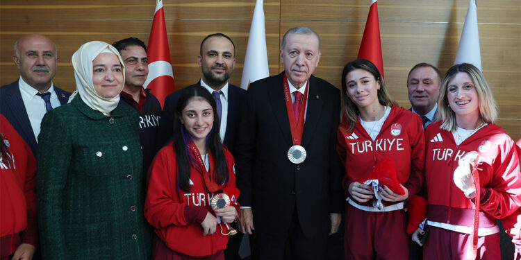 Cumhurbaşkanı Erdoğan, Türkiye Milli Paralimpik Takımı sporcularını kabul etti