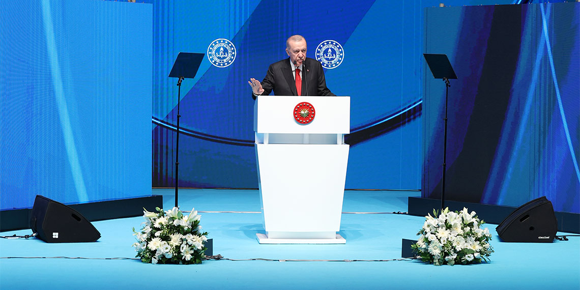 Cumhurbaşkanı Recep Tayyip Erdoğan, "Türkiye'yi ekonomik, sosyal ve güvenlik noktasında zafiyete uğratmayı amaçlayan ırkçılık tuzağının merkez üssü sanal alemdir" dedi.