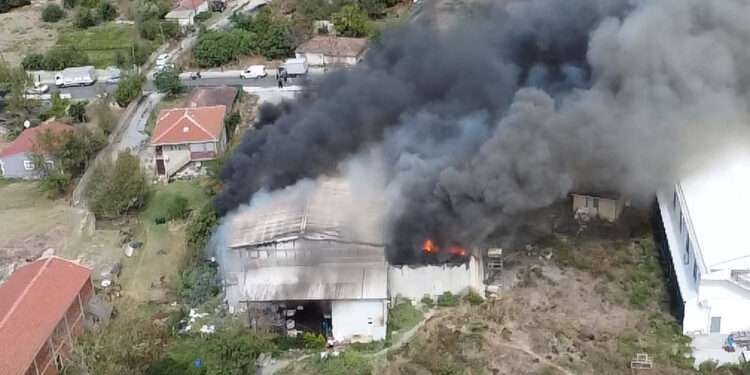 Çatalca'da eldiven imalatı yapılan fabrikada yangın çıktı