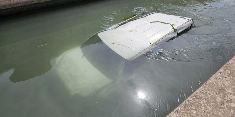 Çocukların el frenini indirdiği araç kanala düştü: 2’si ağır, 4 yaralı