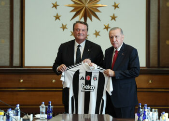Cumhurbaşkanı Erdoğan, Beşiktaş yönetim kurulunu ve sporcuları kabul etti