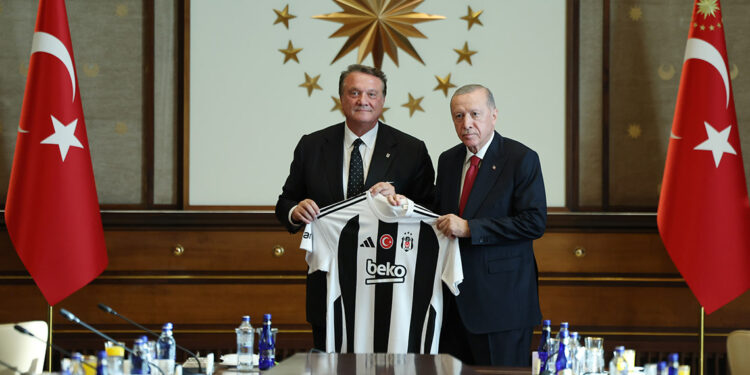 Cumhurbaşkanı Erdoğan, Beşiktaş yönetim kurulunu ve sporcuları kabul etti