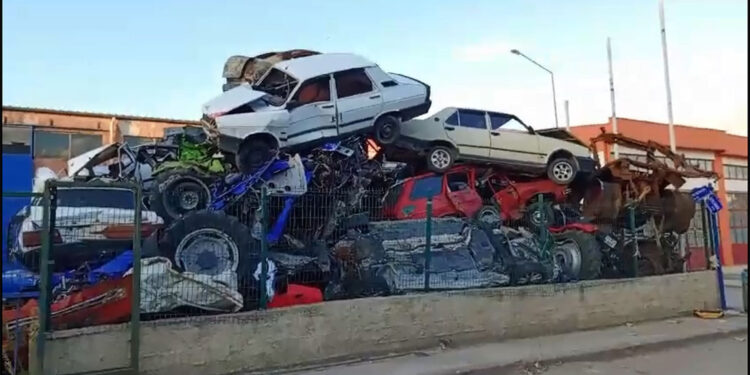 Depremlerde ağır hasar alan araçlara  'change' yapan 4 iş yerine operasyon