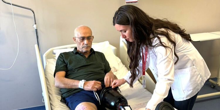 Emekli öğretmen protez bacakla yeniden ayağa kalkıp yürümeye başladı