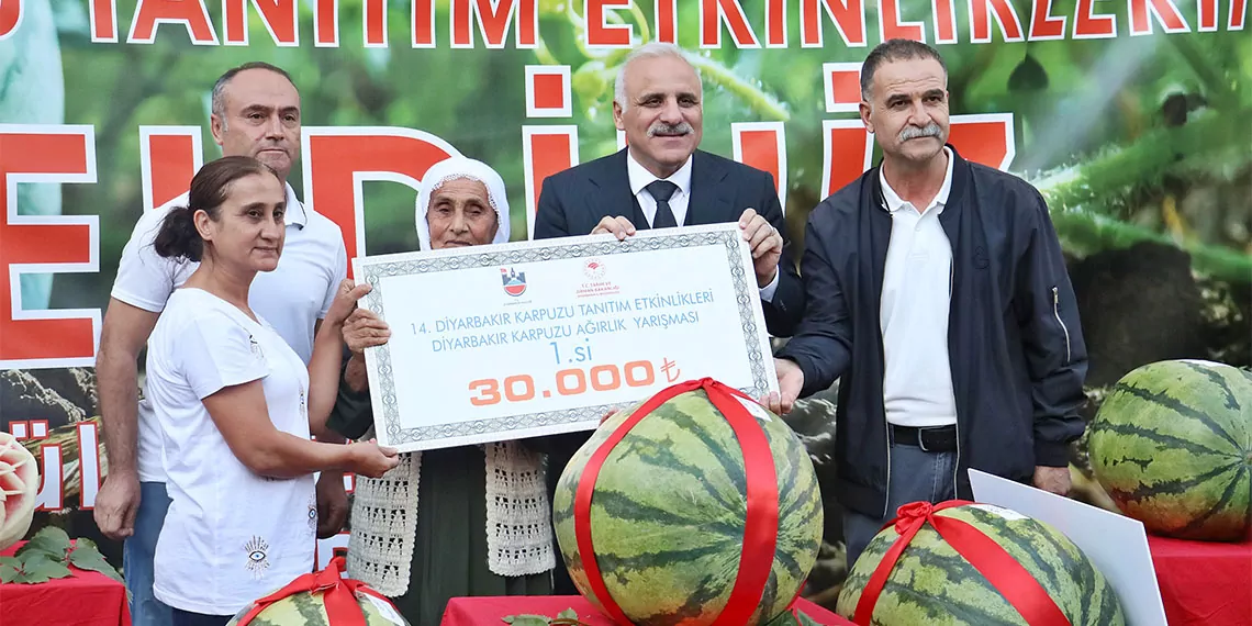 Diyarbakır'da düzenlenen 14'üncü diyarbakır karpuzu tanıtım etkinliği'ndeki yarışmada 72 yaşındaki i̇kram atlı'nın 48 kilo 700 gramlık karpuzu 1'inci seçildi.