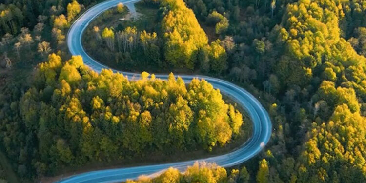 Domaniç Dağları'na uzanan 'kıvrımlı yollar'ın eşsiz manzarası