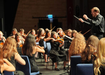 Dünya barışı için iki ülkeden ortak konser