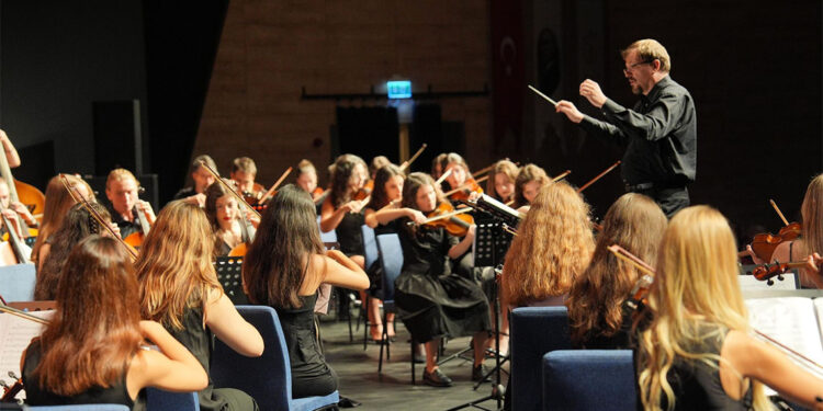 Dünya barışı için iki ülkeden ortak konser