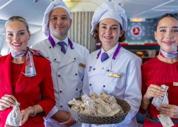 Dünyanın ilk ekmeği yolcuların beğenisine sunuldu