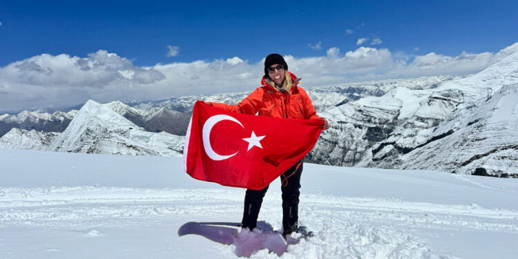 Deniz Kayadelen, Hudson Nehri’ni 7 saat 58 dakikada yüzerek Türkiye rekorunu kırdı