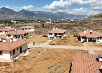 Deprem bölgesinde 30 bin köy evinin teslimi hedefleniyor