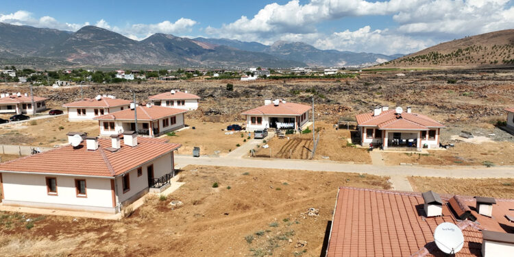 Deprem bölgesinde 30 bin köy evinin teslimi hedefleniyor