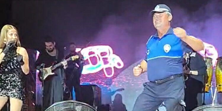 Derya Uluğ konserinde zabıtanın dans şovu