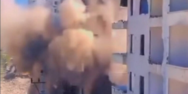 Diyarbakır'da ağır hasarlı 7 katlı bina, yıkım sırasında çöktü