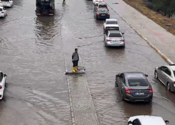 Diyarbakır'da cadde ve sokaklar göle döndü