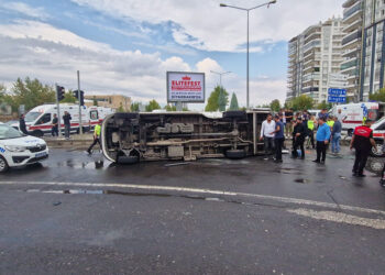 Diyarbakır'da otomobil ile minibüs çarpıştı: 1’i bebek, 10 yaralı