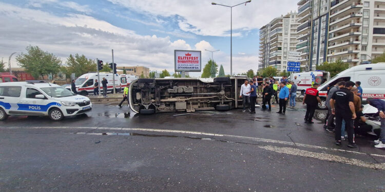 Diyarbakır'da otomobil ile minibüs çarpıştı: 1’i bebek, 10 yaralı