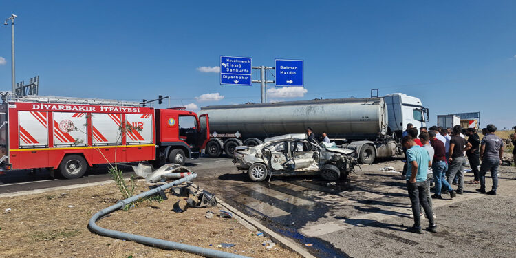 Diyarbakır'da tanker ile otomobil çarpıştı: 2'si ağır 4 yaralı