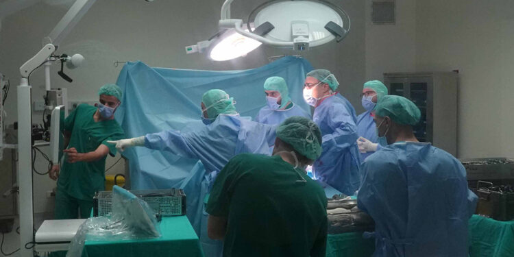 Diz protezi ameliyatında robot kullanmaya başladık