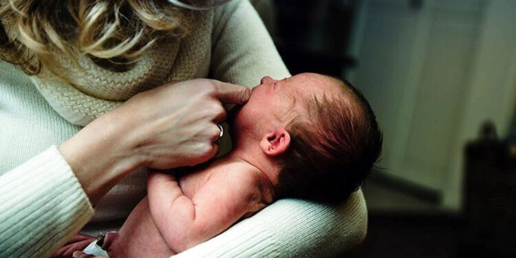 Doç. Dr. Tok: Batı Nil virüsü emzirme ile anneden bebeğe geçebilir