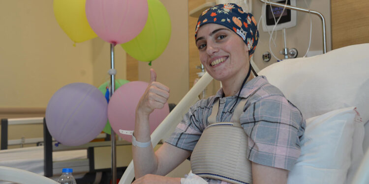 Doğum gününde kalp zarından yapılan kapakla sağlığına kavuştu