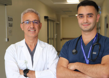Doktor baba ve oğlu aynı hastanede görev yapıyor