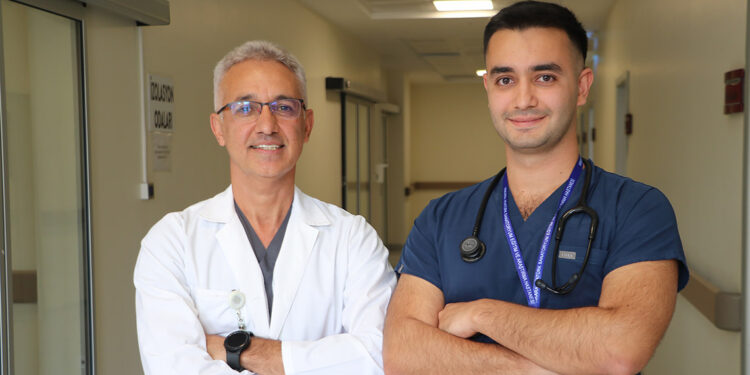 Doktor baba ve oğlu aynı hastanede görev yapıyor