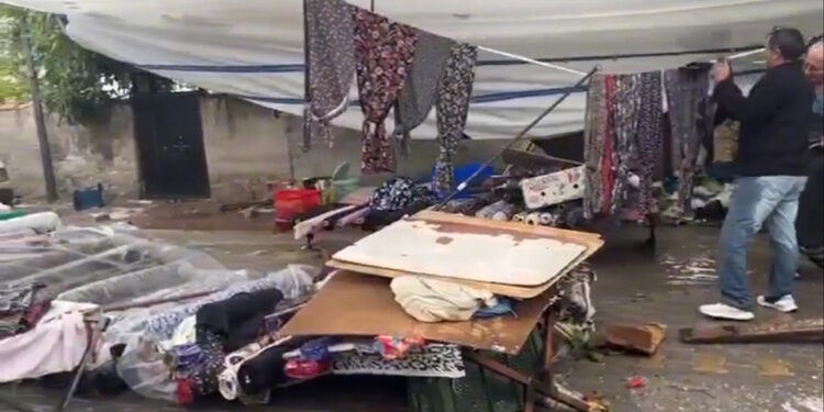 Domaniç'te sağanak; semt pazarını su bastı