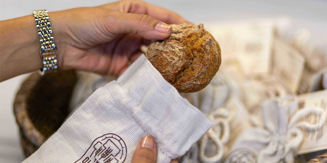 Dün İstanbul'dan New York'a giden TK3 seferinde resmi olarak menüye dahil edilen dünyanın ilk ekmeği yolcuların beğenisine sunuldu.