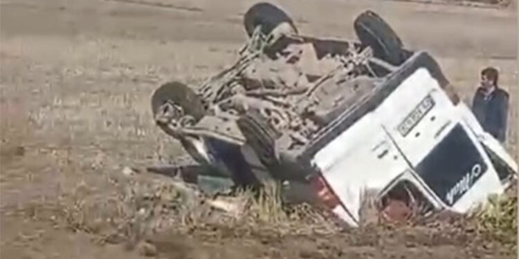 Niğde'de ehliyetsiz sürücünün kullandığı minibüs takla attı