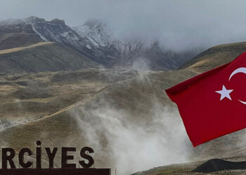 Erciyes'in zirvesine kar yağdı