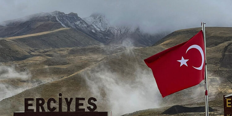 Erciyes'in zirvesine kar yağdı