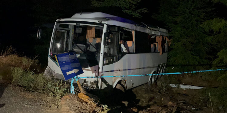 Polislerin taşındığı servis midibüsü yol kenarına düştü