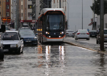 Eskişehir'de sağanak; tramvay yolda ilerleyemedi
