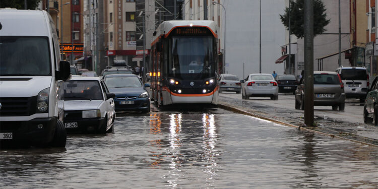 Eskişehir'de sağanak; tramvay yolda ilerleyemedi