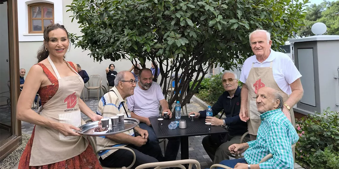 Türk böbrek vakfı başkanı timur erk: “şeker bağımlılık demektir! Tuzu nasıl azalttıysak şekeri de acilen azaltmamız gerekiyor. Kurumlara ve halkımıza büyük iş düşüyor” dedi.